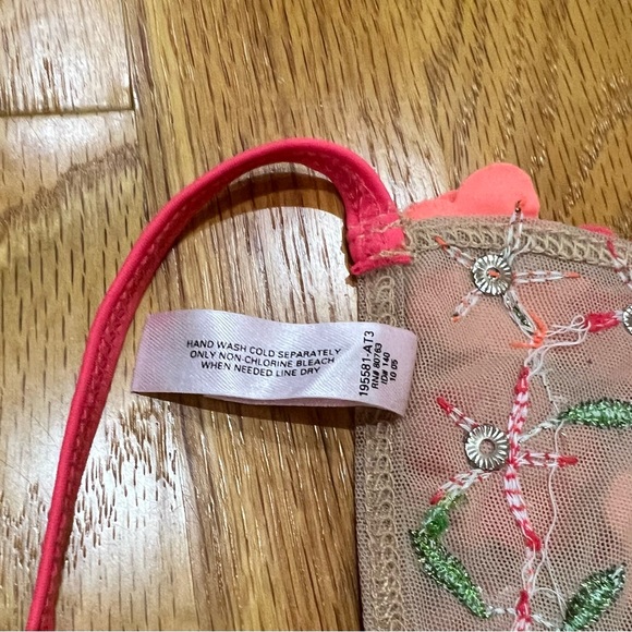 NWOT Victoria’s Secret Triangle Medium Bikini Top 🌸 Vintage. - Picture 4 of 5